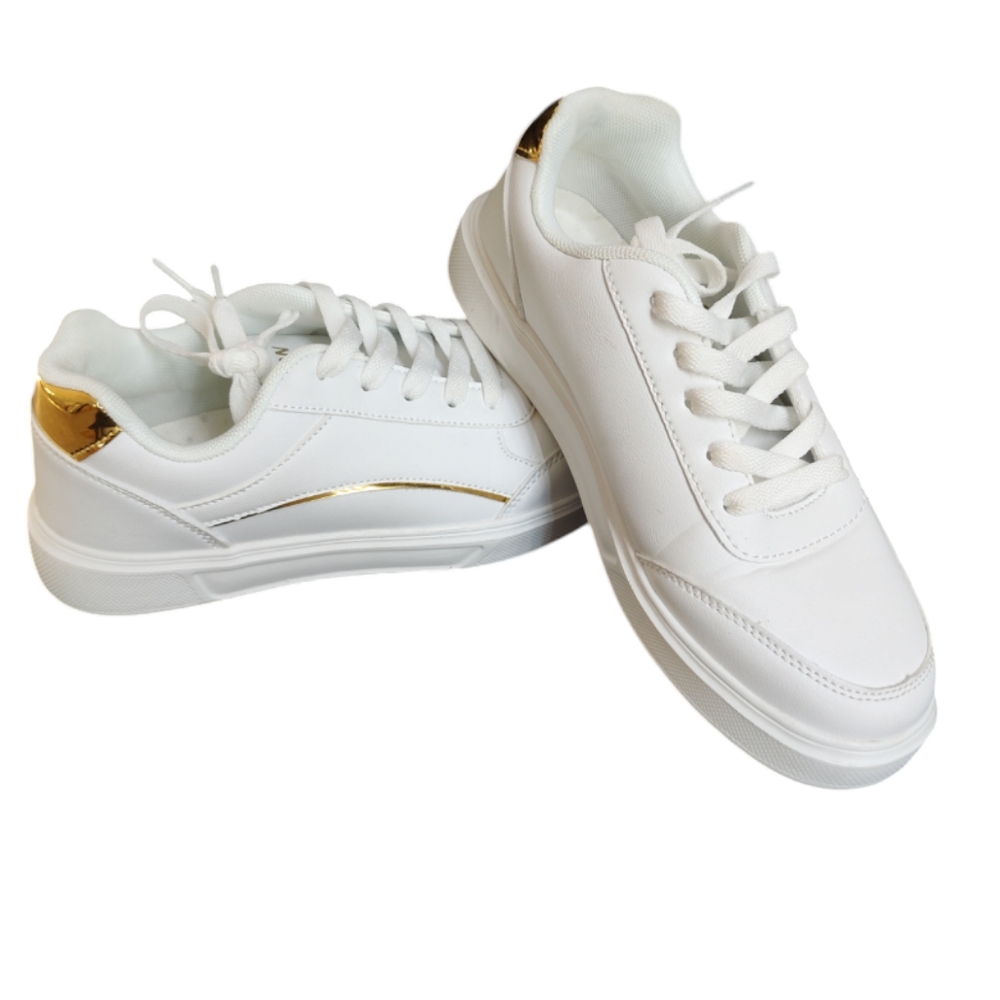 White sneakers for woman's with gold color , used like new